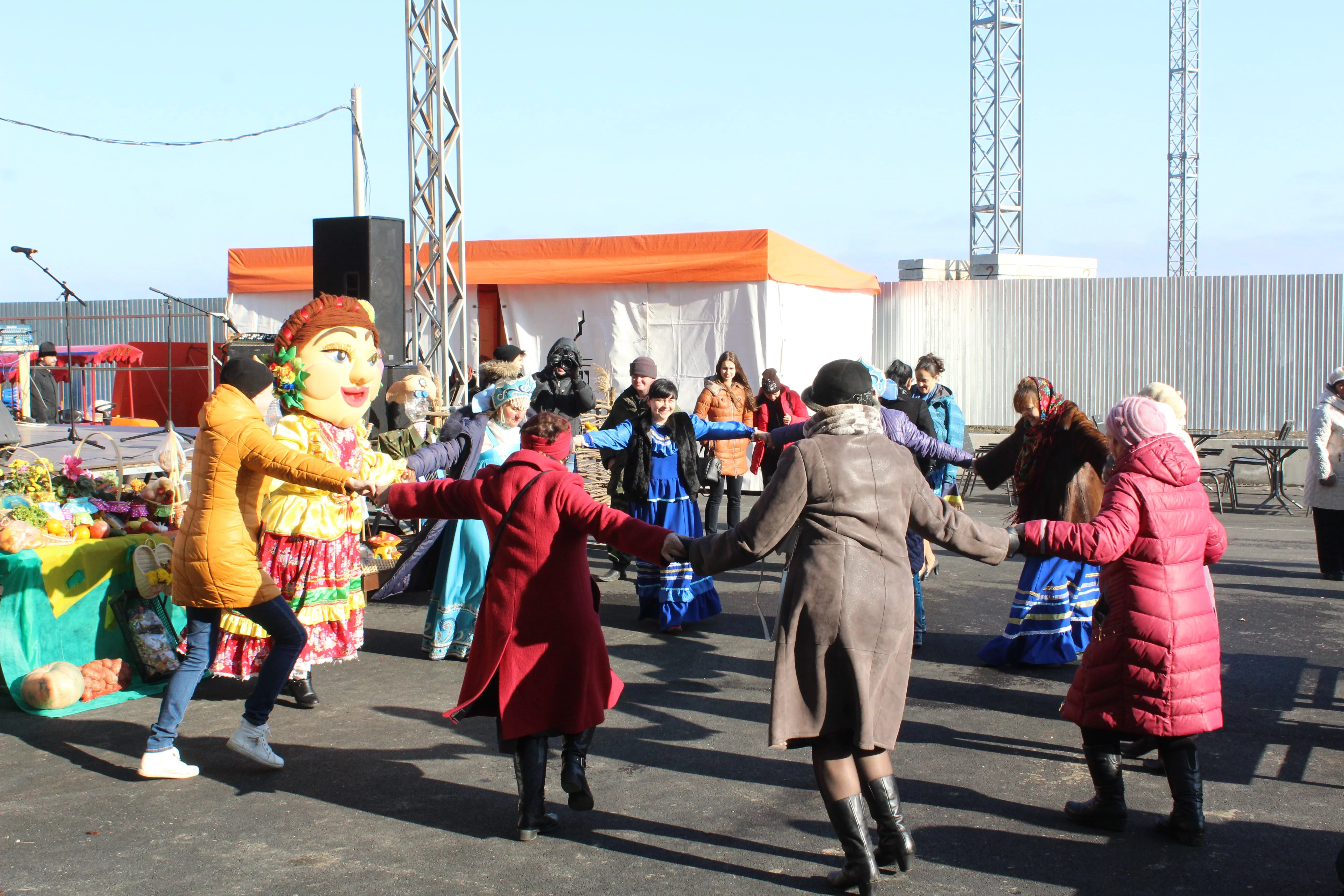 Танцы на дискотеке праздника "Корзина изобилия"