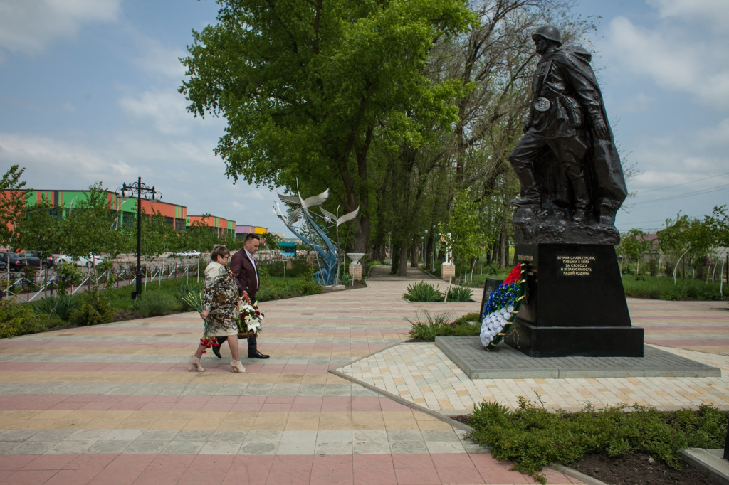 Возложение цветов к монументу "Солдат-освободитель"