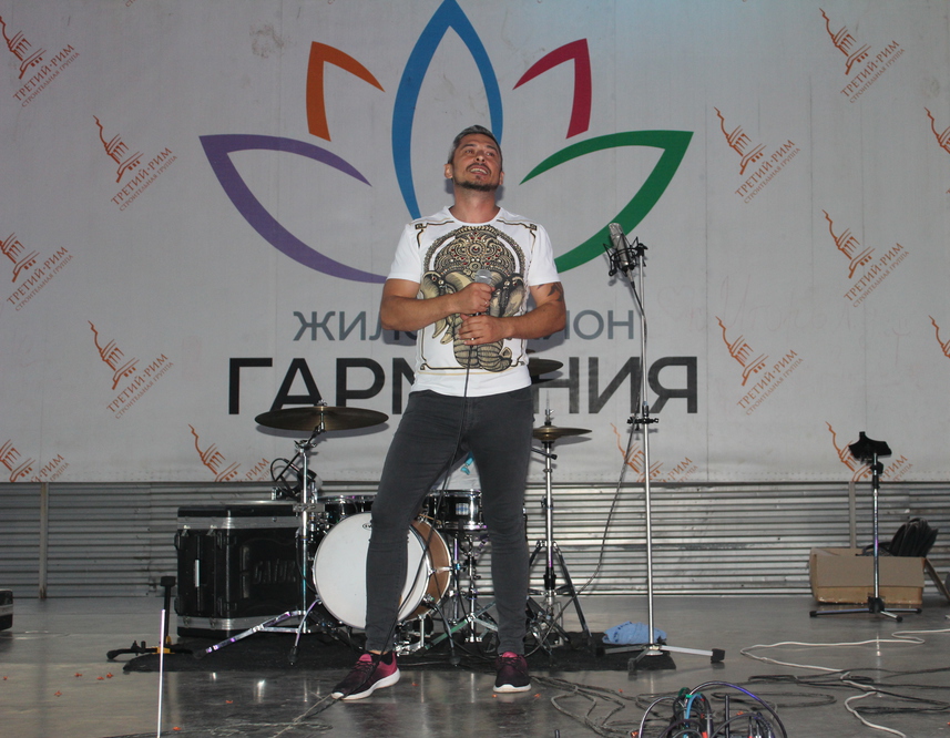 Легенда «Ласкового мая» Андрей Гуров на концерте в жилом районе "Гармония"