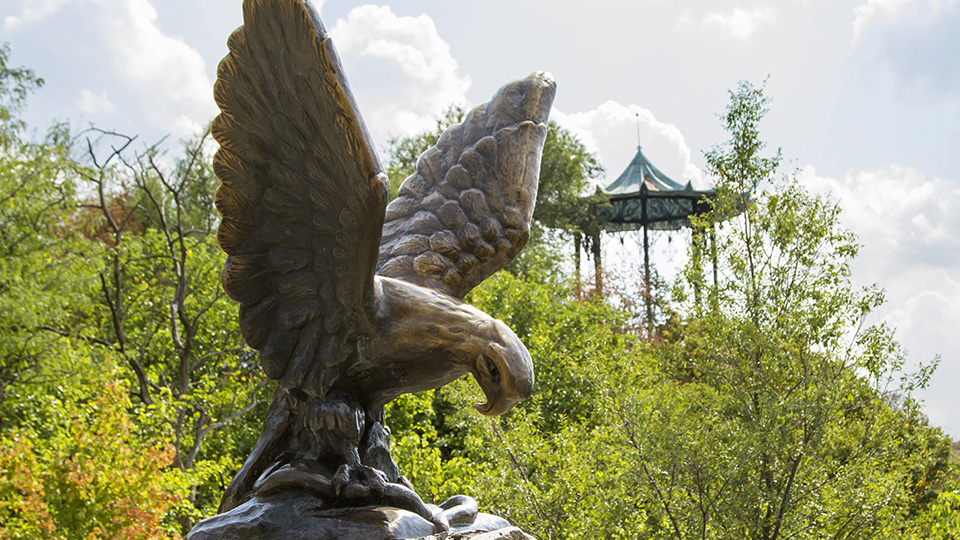 Символ Кавказских Минеральных Вод - установленный в Пятигорске на горе Горячая "Орёл, терзающий змею"