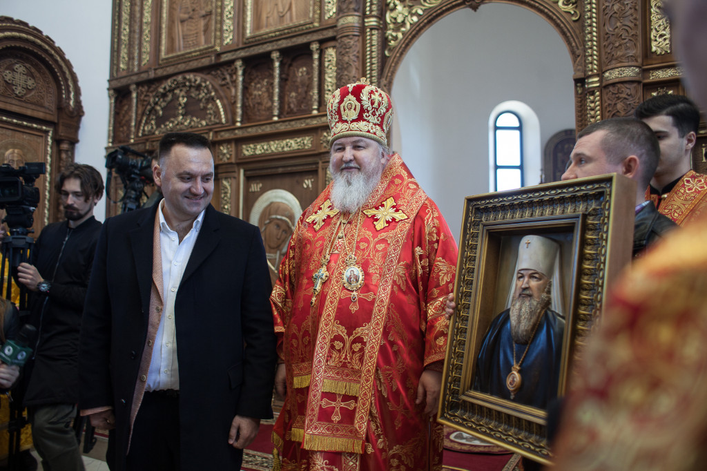 Сергей Захарченко преподнес в дар художественное панно