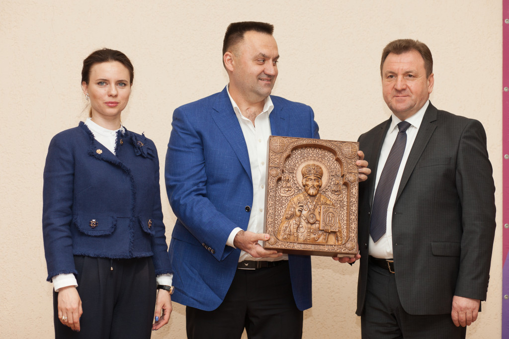 Сергей Захарченко вручил организаторам конкурса резную икону из дерева Николая Чудотворца
