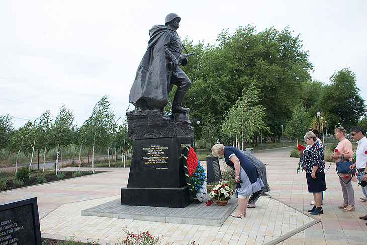 Возложение цветов к памятнику Солдату-освободителю в ЖР Гармония