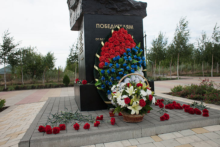 Цветы возле памятника Солдату-освободителю в ЖР Гармония