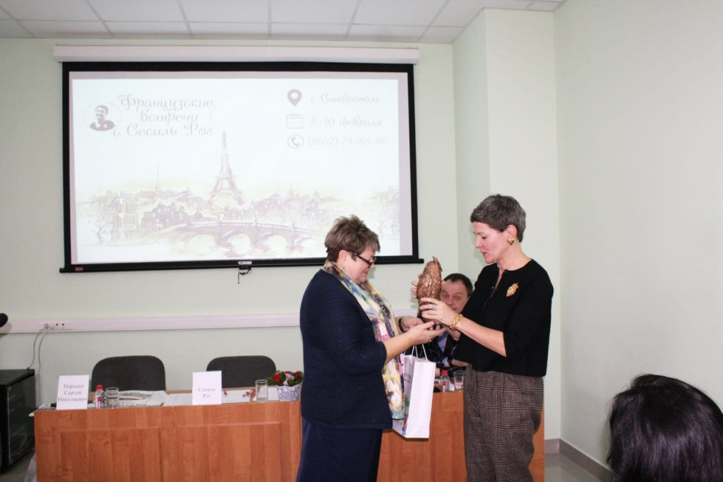 Валентина Солонина поблагодарила представителей школы «Искусство жить по-французски»