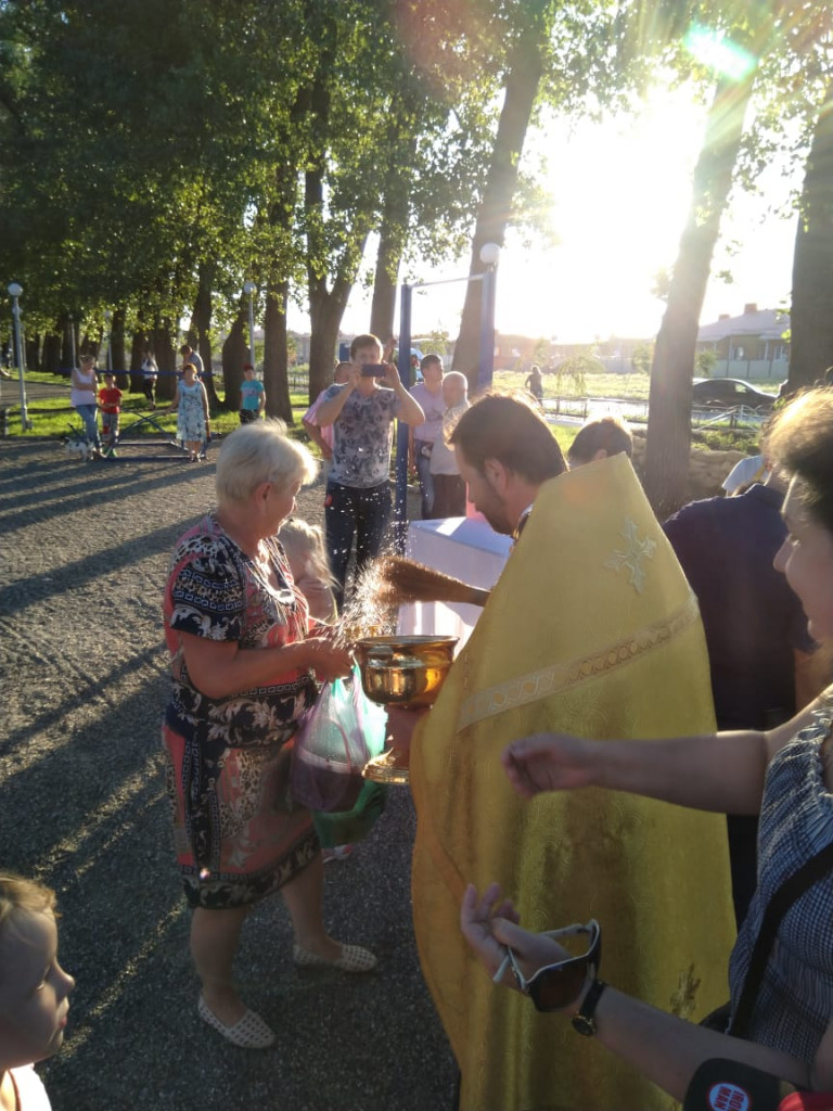 Освящение меда прихожан на аллее "Ласточек"