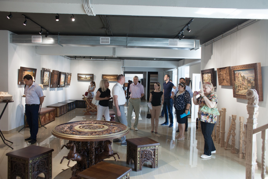 Участники конференции посетили художественную галерею "Твоя история" в жилом районе "Гармония"