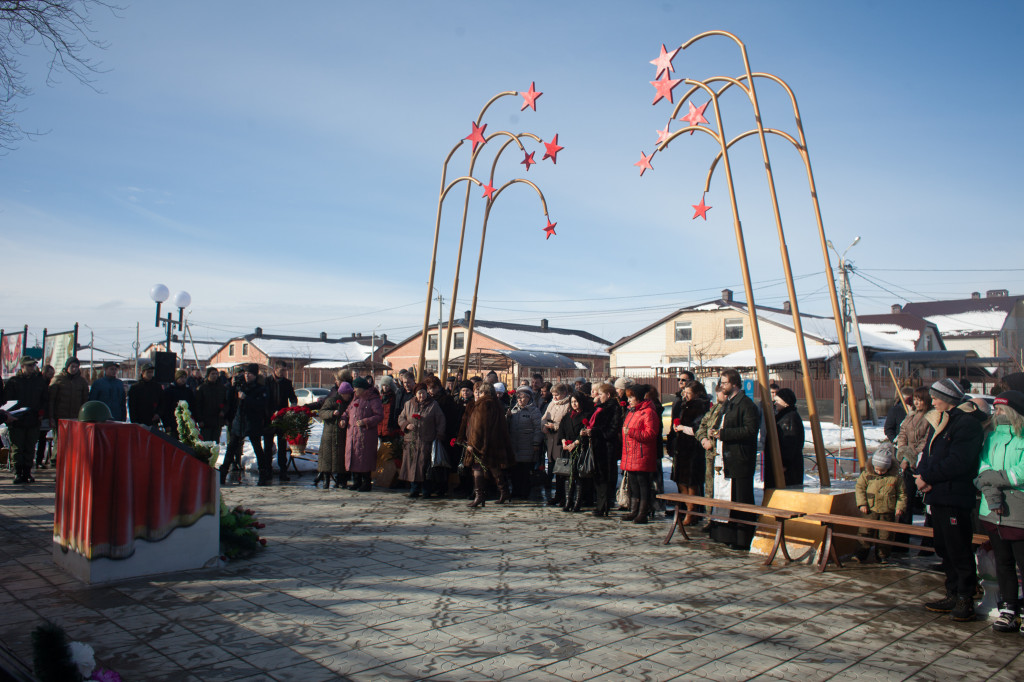 Люди, собравшиеся в сквере Памяти на 75-ю годовщину освобождения Ставрополья от немецко-фашистских захватчиков