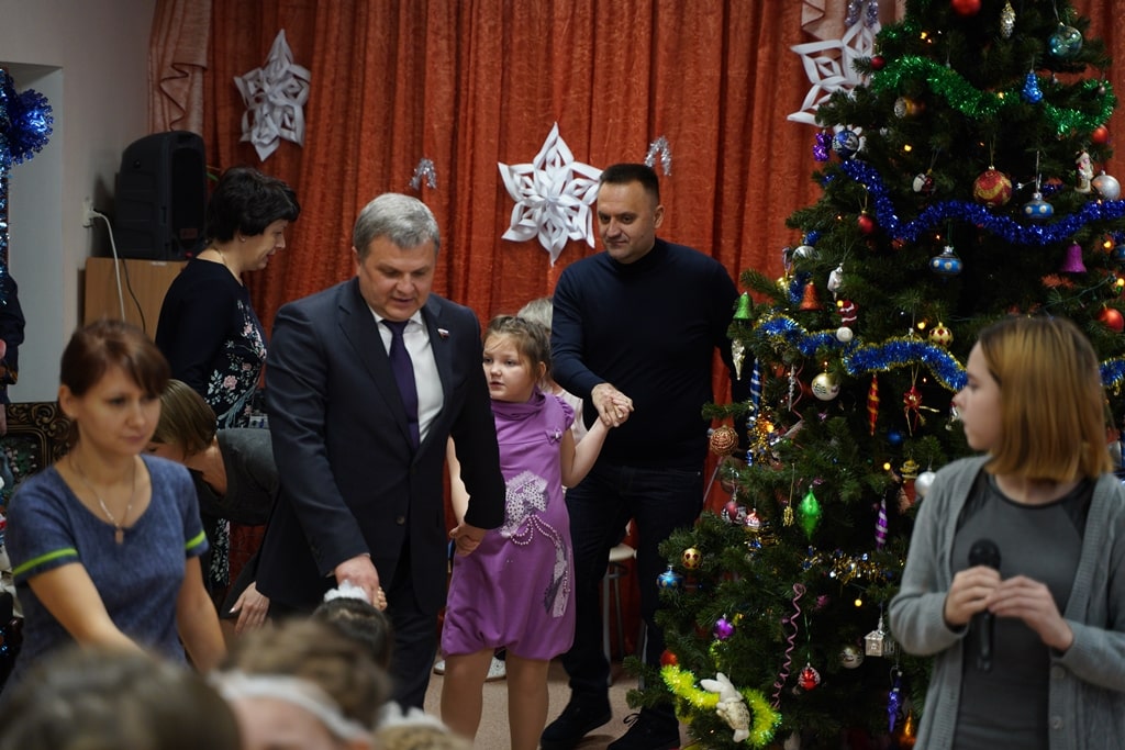 Сергей Захарченко поздравил детей и взрослых с наступающими праздникам