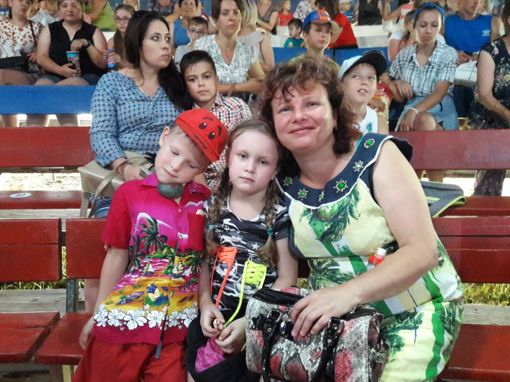 Посетители первого дня гастролей цирка-шапито Аркона в Михайловске 13 июля 2018 