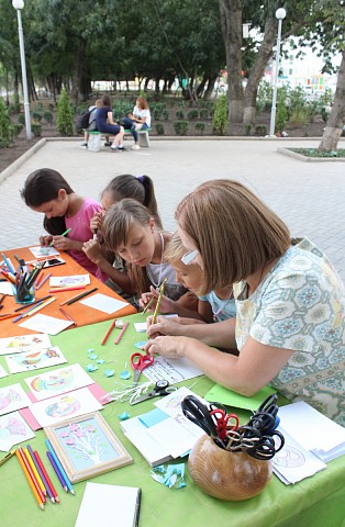В «Гармонии» состоялась детская арт-площадка на аллее «Ласточек»