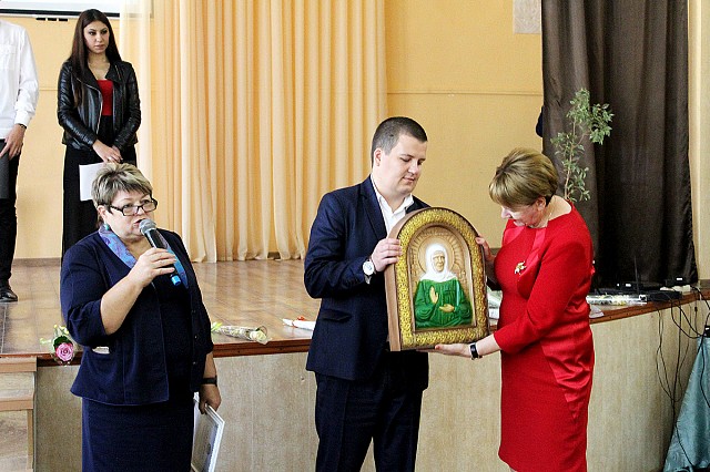 В День учителя Строительная группа «Третий Рим» передала в дар иконы школам Ставрополья
