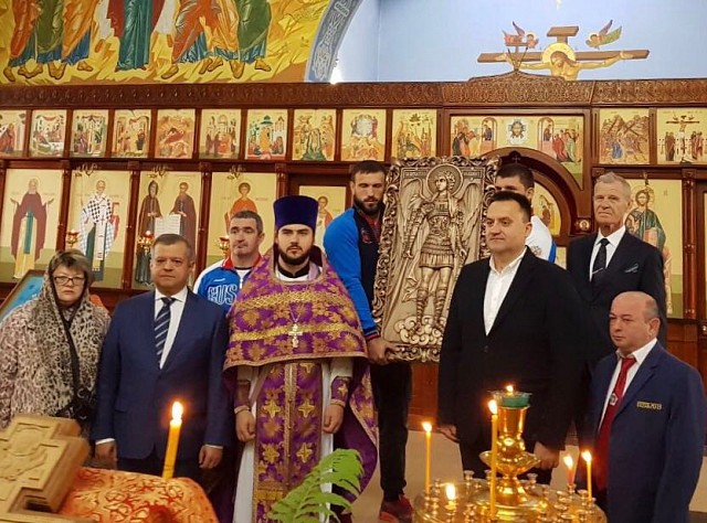 Сергей Захарченко передал в дар православному храму в Грозном резную икону