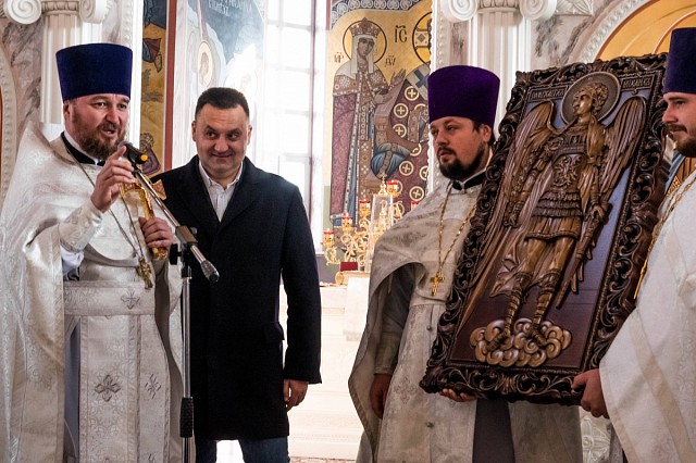 «Третий Рим» передал резную икону Архангела Михаила в дар собору в Михайловске