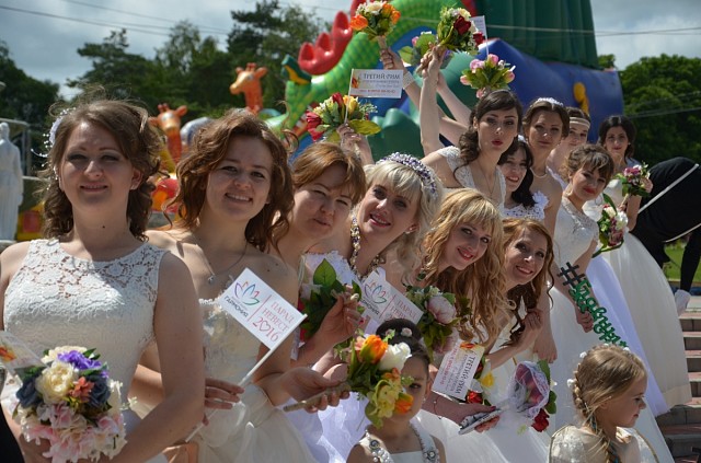В преддверии Дня России в жилом районе "Гармония" прошел Парад невест